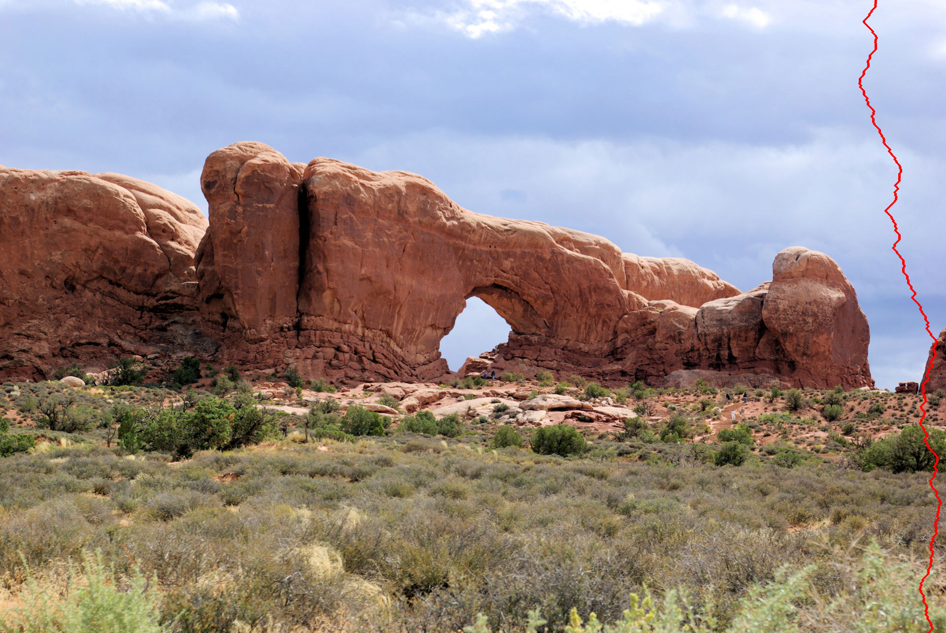 拱门图片中的最低能量接缝。接缝通过一条五个像素宽的红线来可视化，实际上接缝只有一个像素宽。