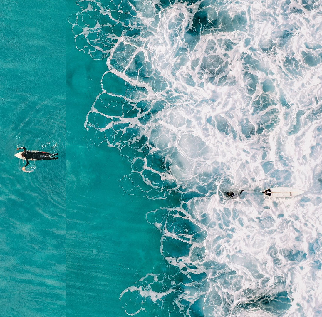 尝试通过裁掉图片的左侧和中间部分来减少图片宽度。裁掉中间会在图片中留下一条可见的分割线。
