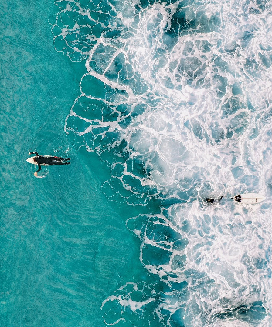 宽度减少了 1024 像素后的冲浪者图片。